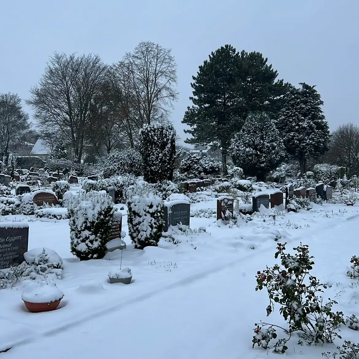 Verschneiter Friedhof an einem stillen Wintertag
