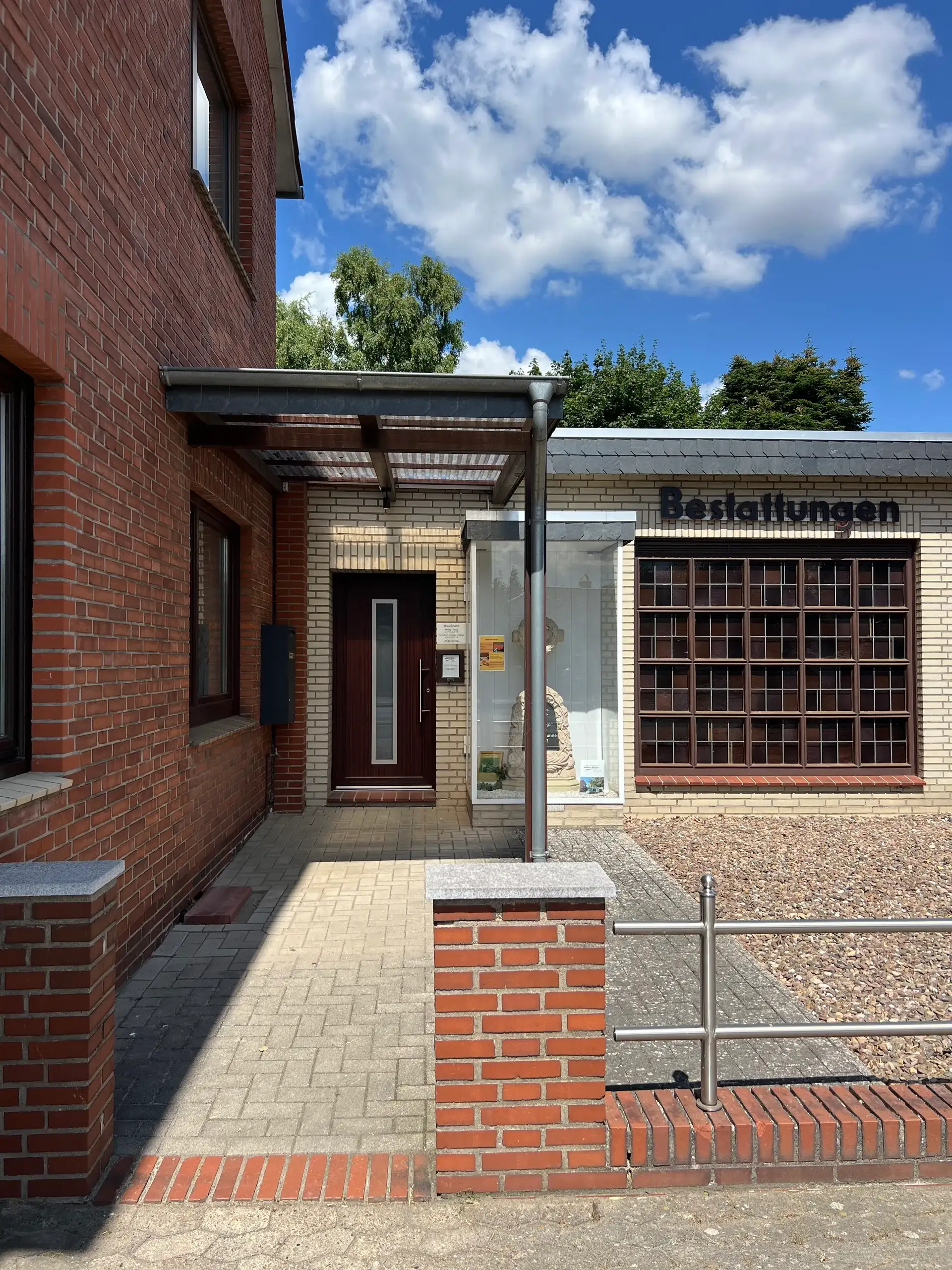 Eingangsbereich des Bestattungsinstituts mit dem Schriftzug „Bestattungen“ an der Fassade