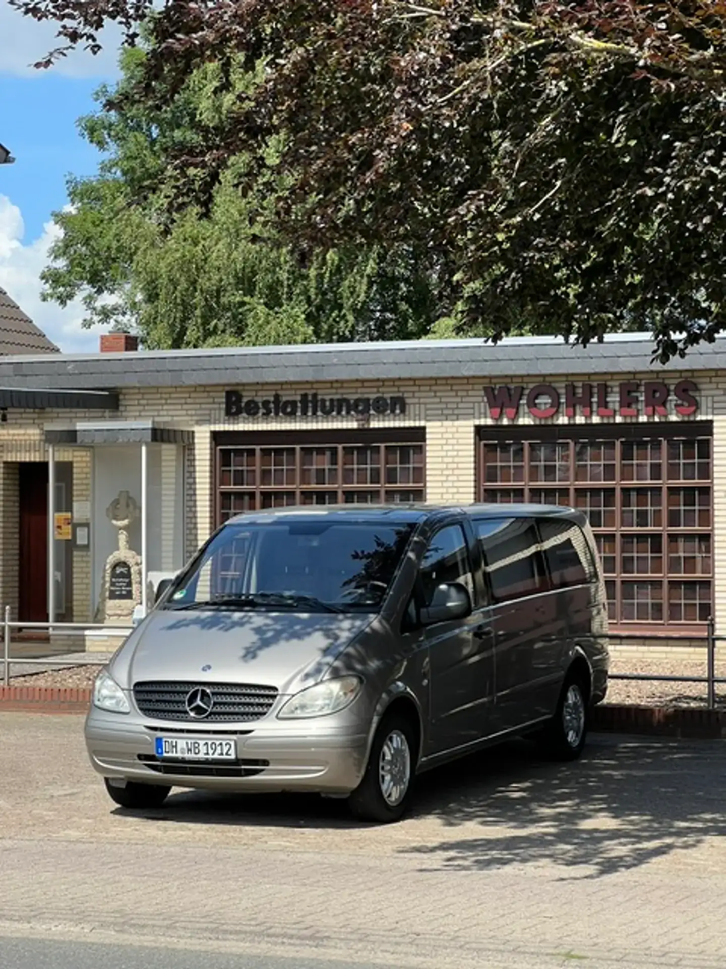 Eingang des Bestattungsinstituts Wohlers-Brunne in Weyhe-Leeste im Sommer