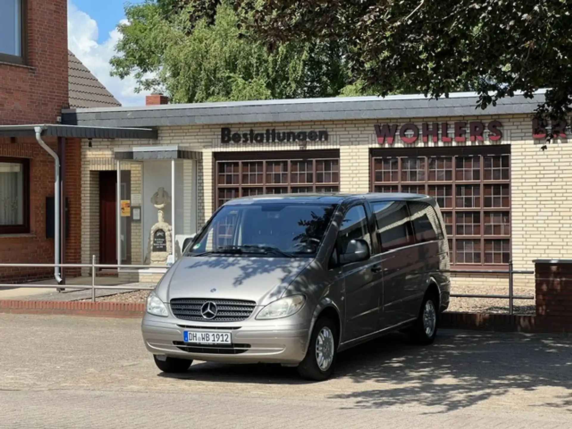 Das Bestattungsinstitut Wohlers-Brunne in Weyhe-Leeste mit Bestattungsfahrzeug vor dem Haus