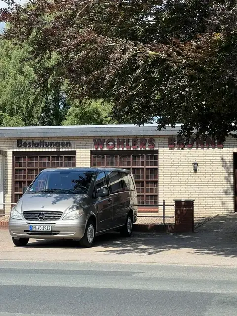 Straßenansicht des Bestattungsinstituts Wohlers-Brunne in der Alten Poststraße 12 in Weyhe-Leeste