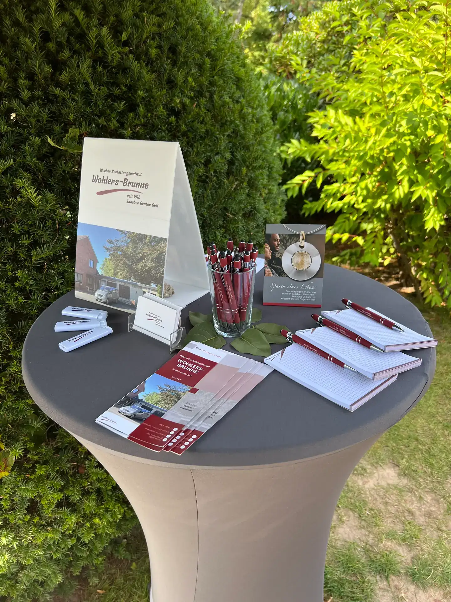 Stehtisch mit Informationsmaterial und Vorsorgeunterlagen von Wohlers-Brunne