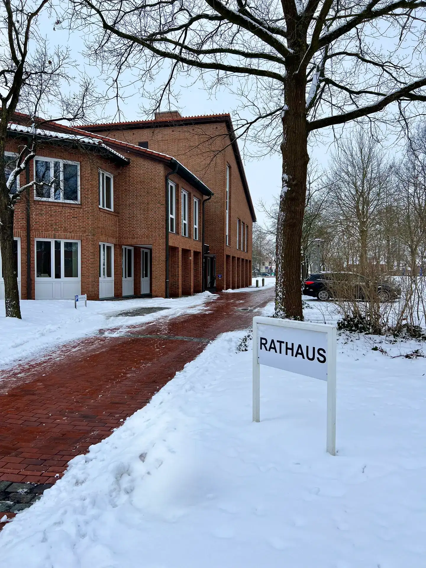 Das Rathaus der Gemeinde Weyhe an einem Wintertag
