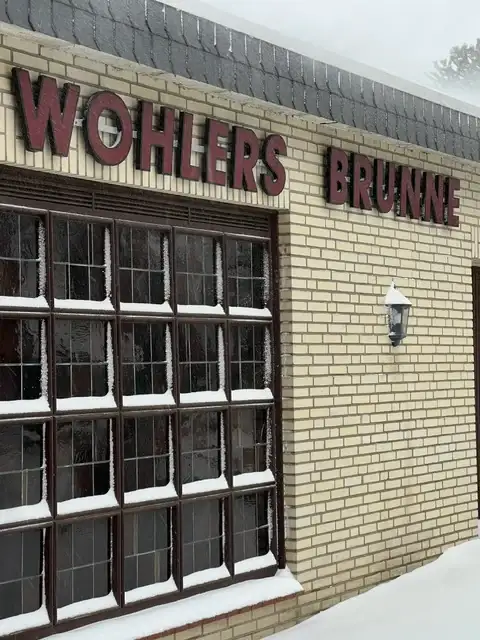 Der Schriftzug Wohlers-Brunne an der Fassade des Bestattungsinstituts