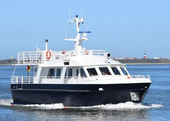Seebestattungsschiff „MS Nordwind“ vor der Küste
